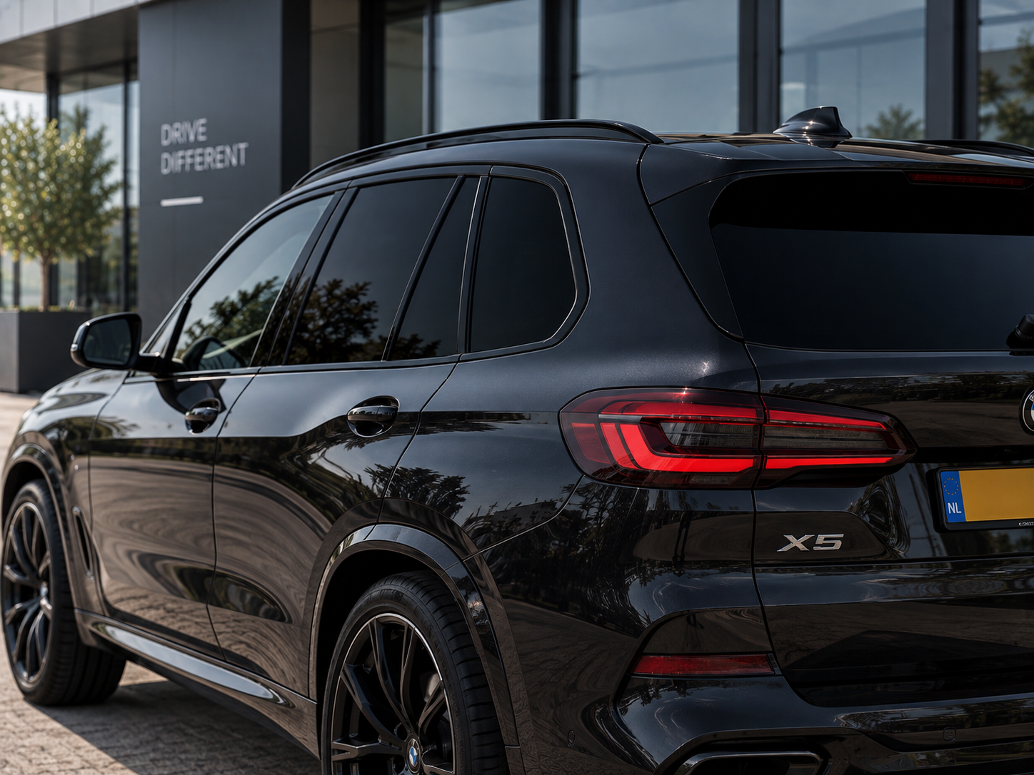 Auto met zeer donker getinte achterruiten