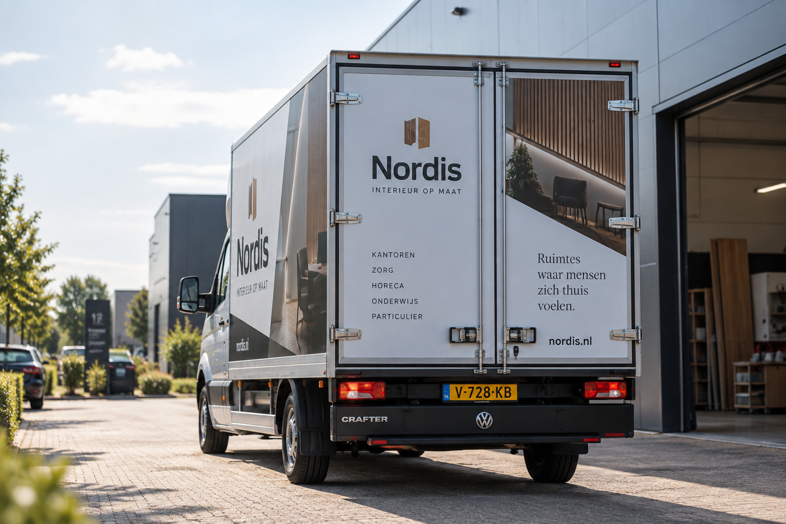 Achterzijde van een professioneel beletterde bakwagen met duidelijke vervolgstap