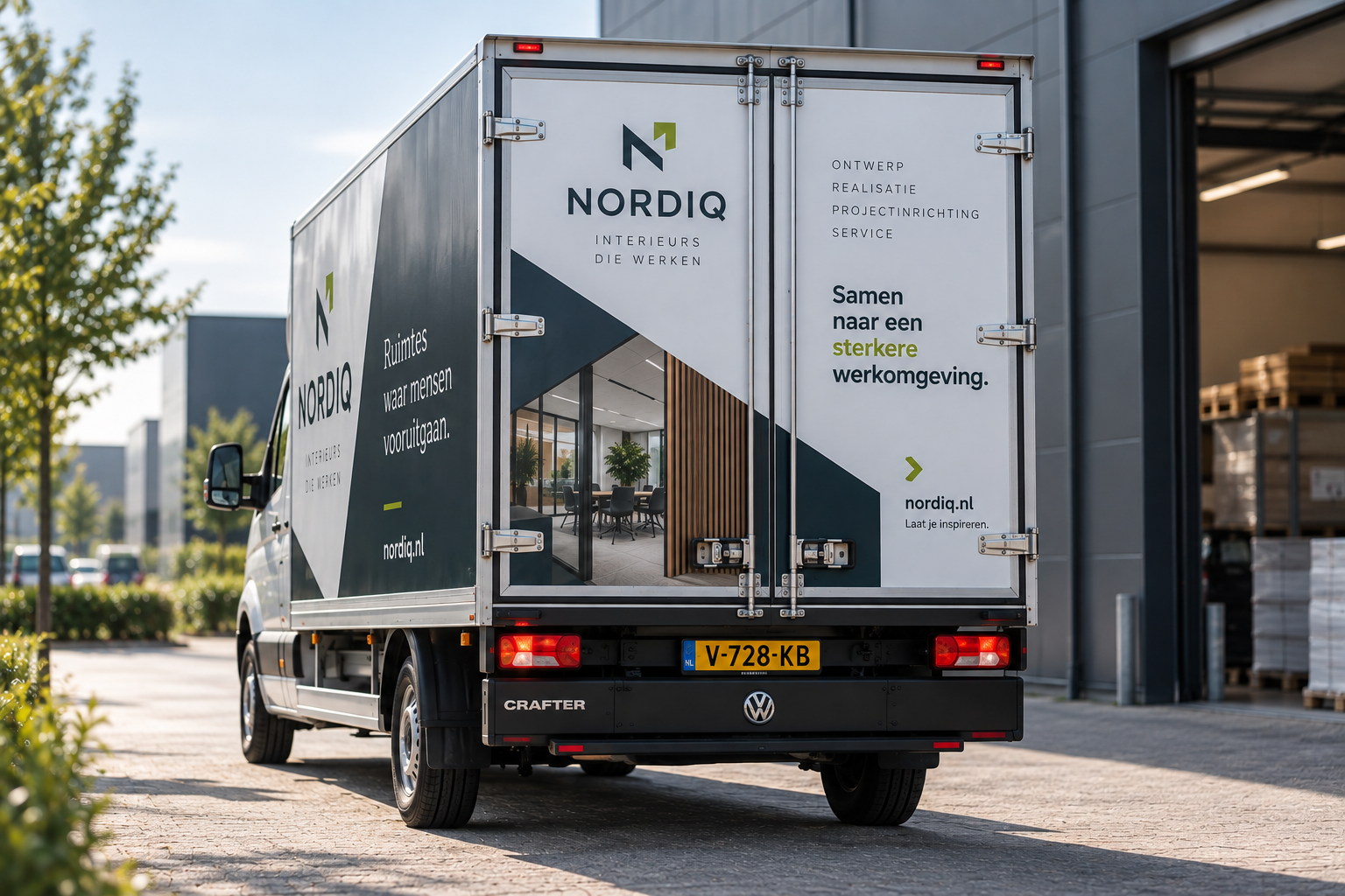 Achterzijde van een professioneel beletterde bakwagen