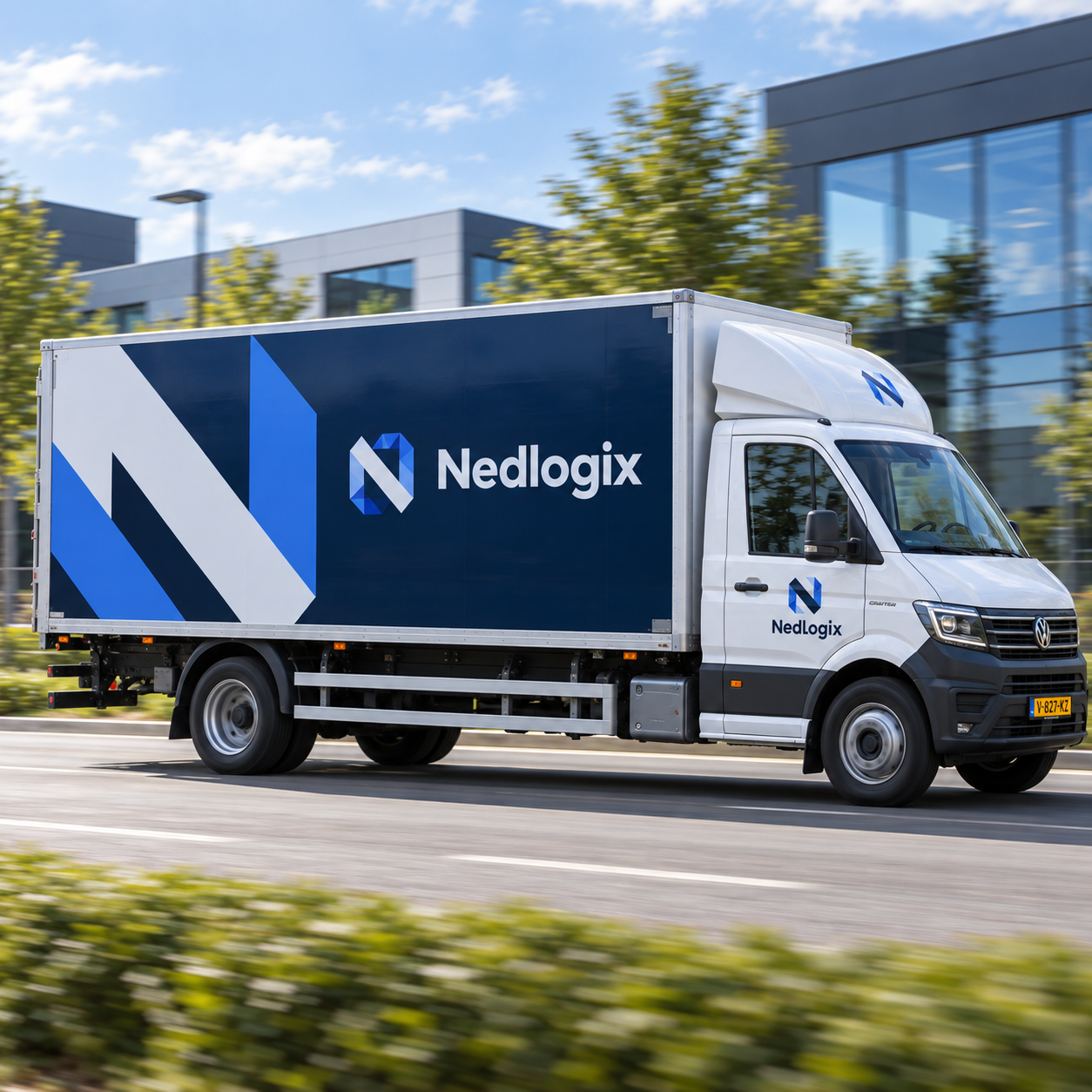 Rijdende bakwagen met groot herkenbaar bedrijfslogo op de zijkant