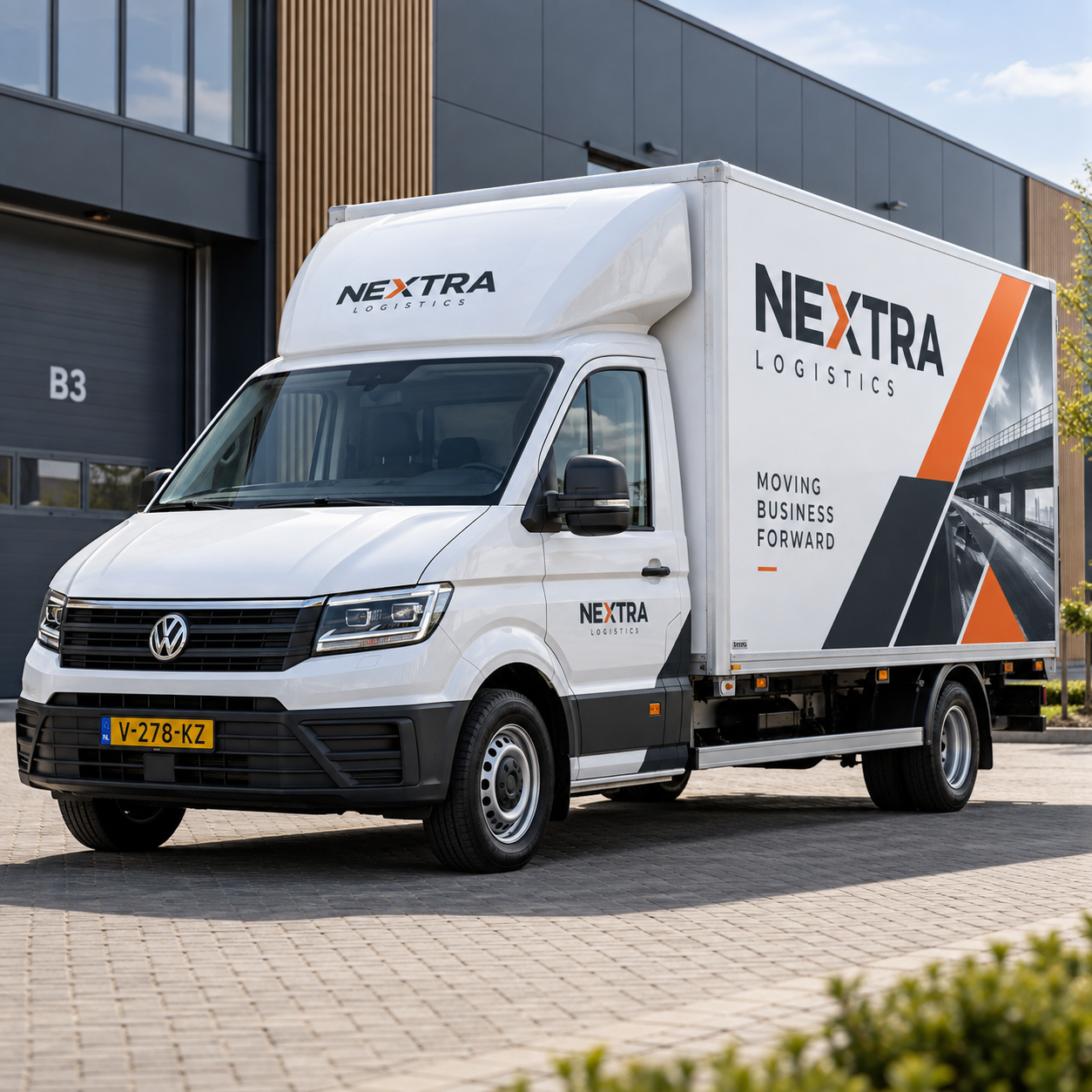 Opvallend beletterde bakwagen met grote grafische merkelementen