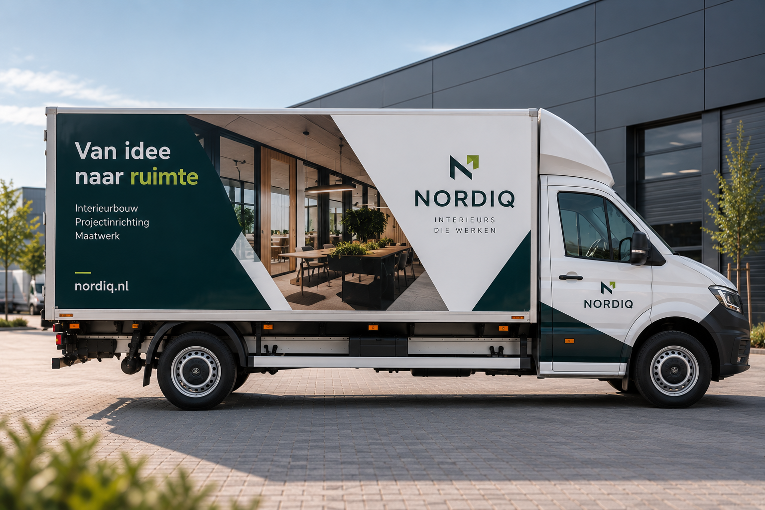 Zijkant van een professioneel beletterde bakwagen met groot herkenbaar bedrijfslogo