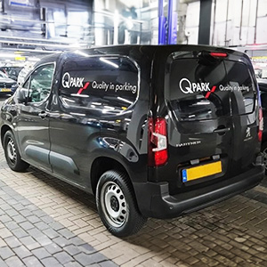 Q-Park bestelauto professioneel beletterd door SignDirect