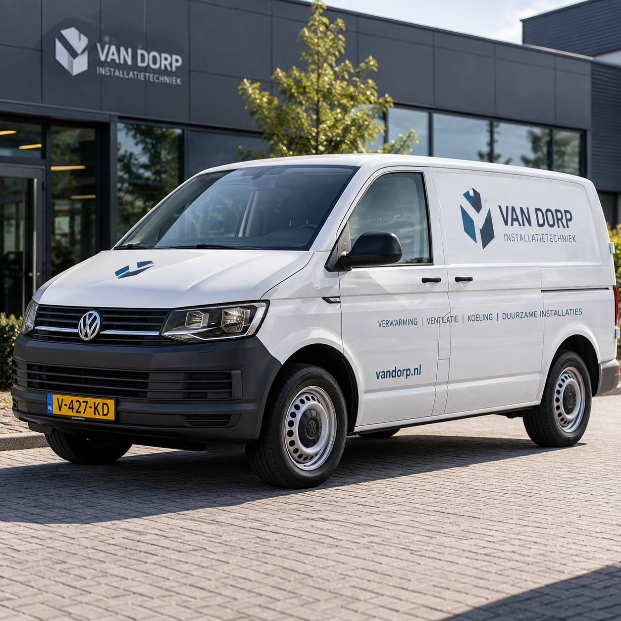 Zakelijk herkenbare Volkswagen Transporter met professionele bedrijfsbelettering