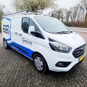Aarnink bestelwagen met professionele bedrijfsbelettering gerealiseerd door SignDirect