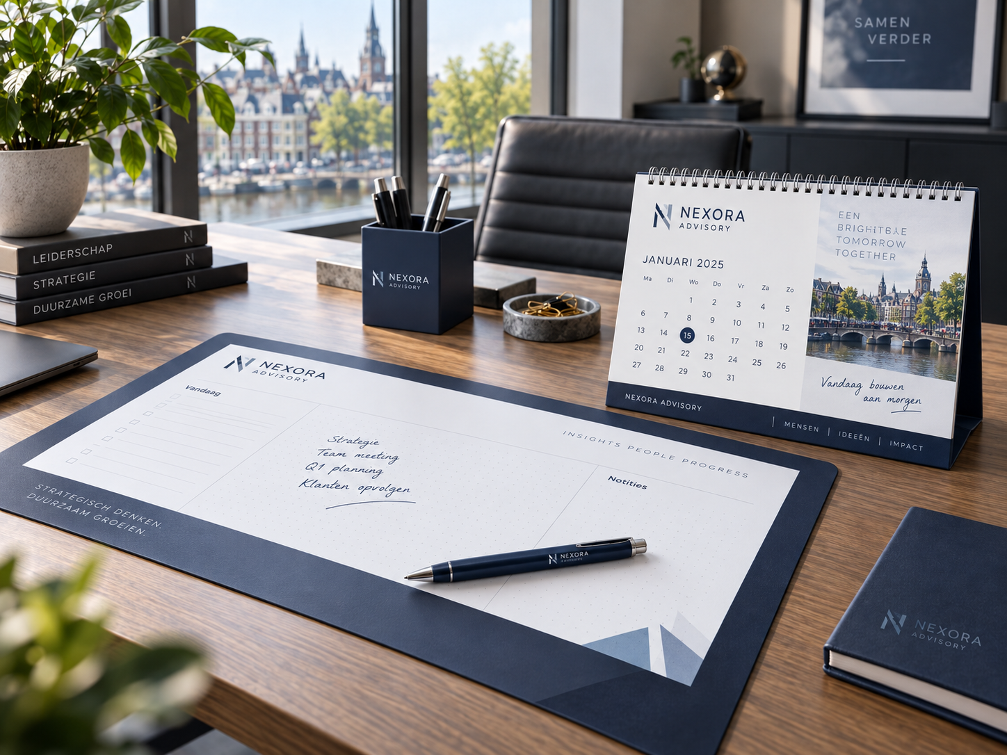 Vergelijking tussen bedrukte bureau onderlegger met schrijfruimte en zakelijke kalender voor datumoverzicht
