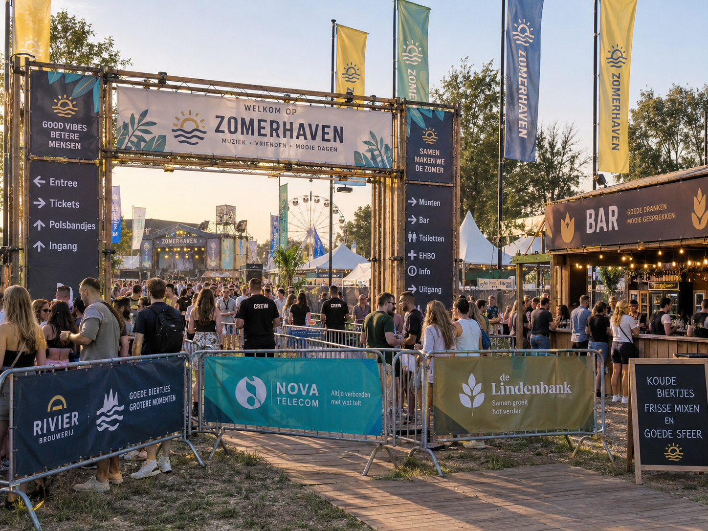 Professioneel Nederlands festivalterrein met entree routing vlaggen hekken bar en sponsorcommunicatie
