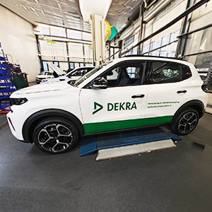 DEKRA personenauto professioneel beletterd door SignDirect