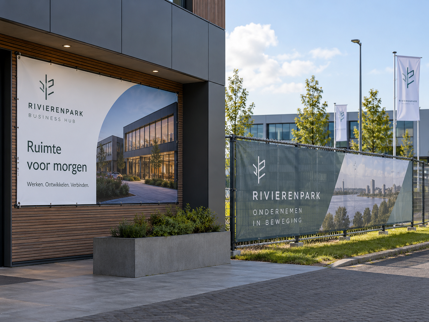 Gesloten spandoek aan beschutte gevel en winddoorlatend doek op een open buitenlocatie