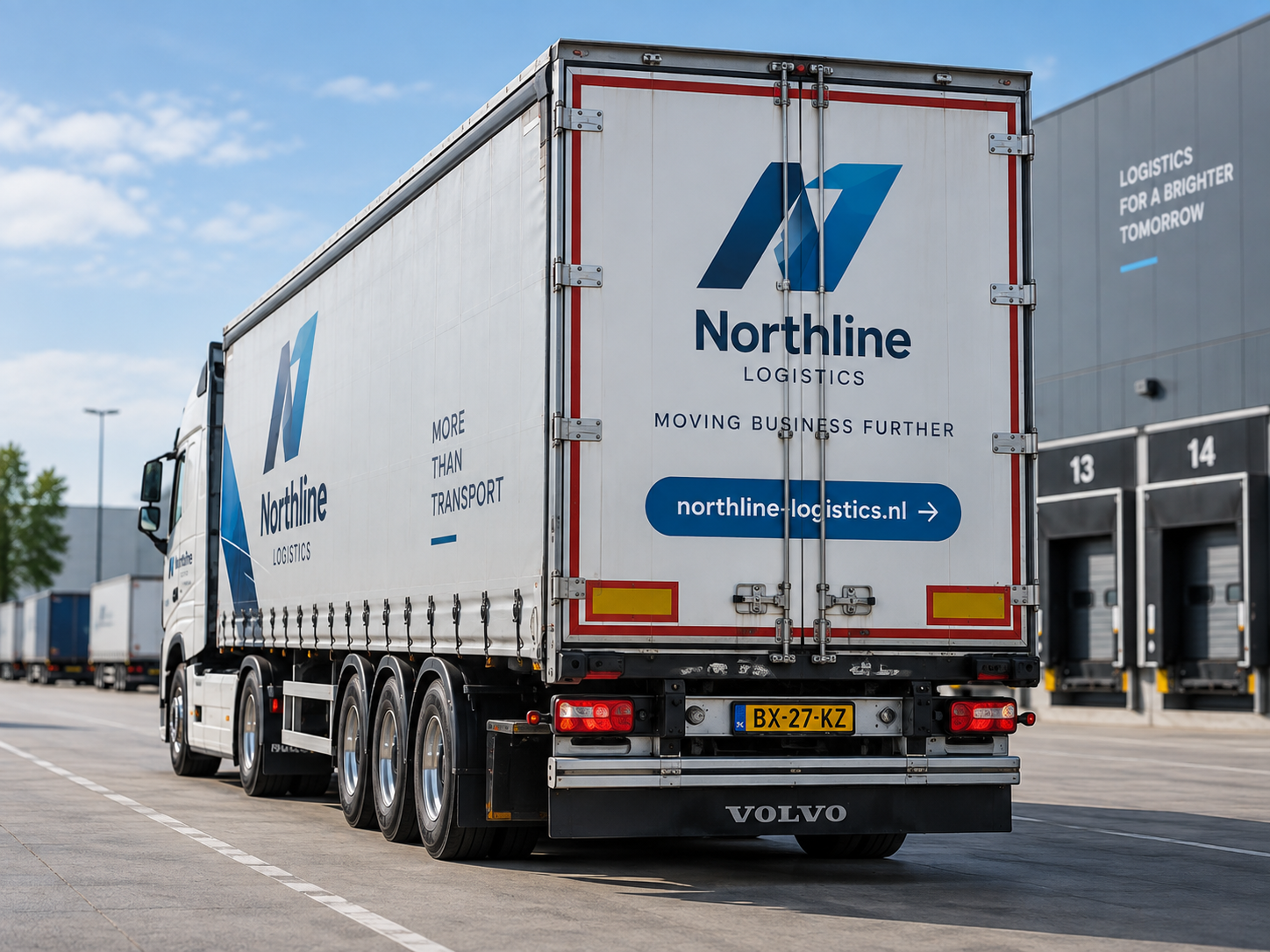 Achterzijde van een beletterde vrachtwagen met duidelijke call to action