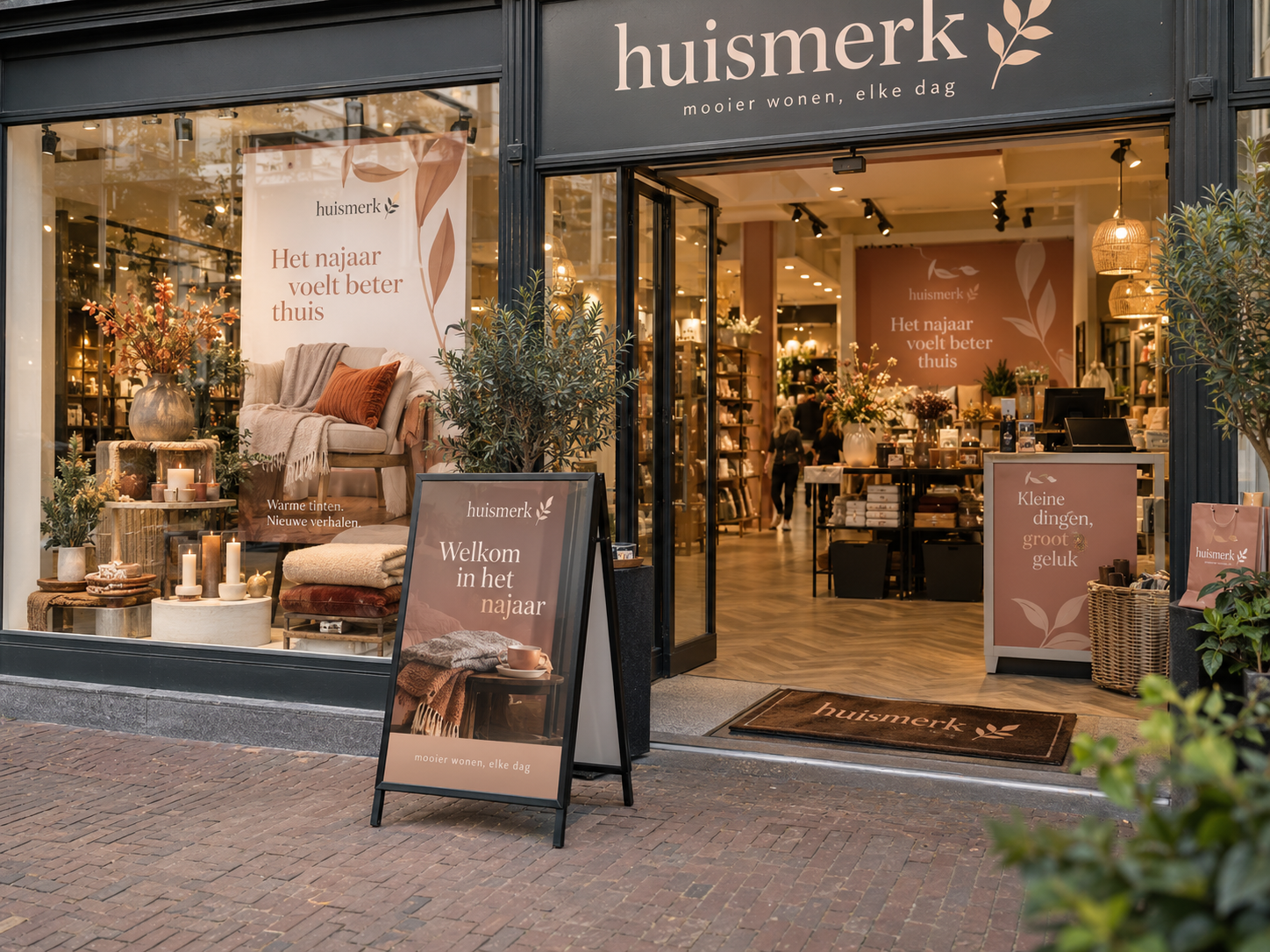 Winkel met samenhangende stoep etalage wand display en kassacampagne in één herkenbare stijl
